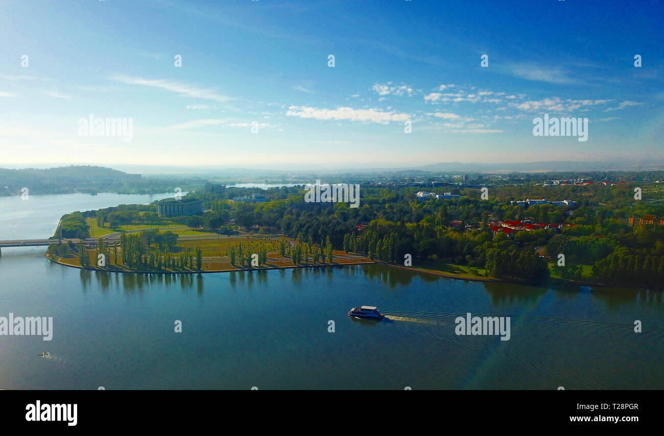 Panoramablick von Canberra (Australien) tagsüber, mit Lake Burley Griffin, Molonglo River und der nationalen Bibliothek von Australien. Stockfoto