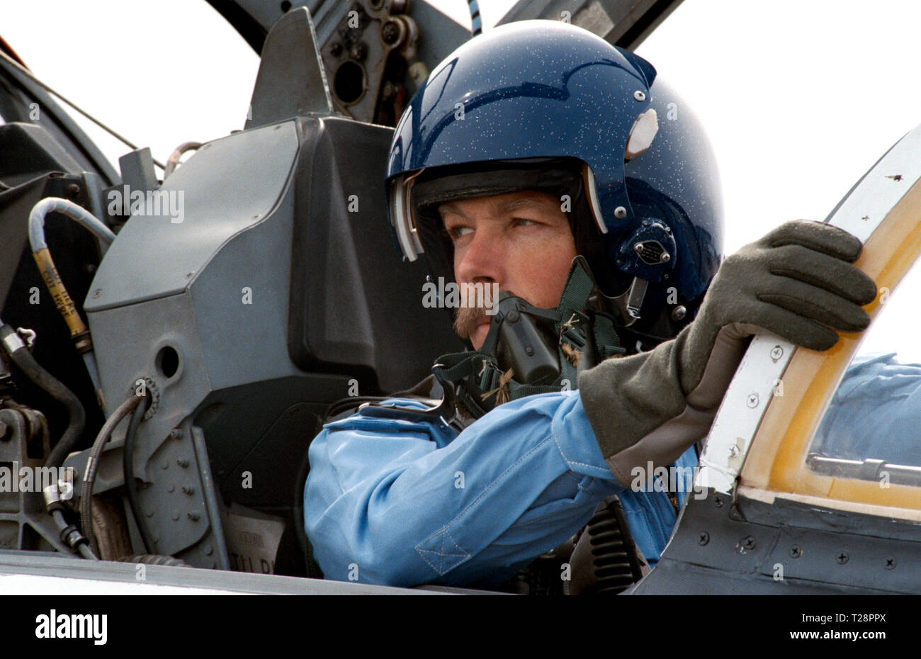 (31 Jan 1984) - - - Astronaut Robert L. Gibson, einer von fünf 41-B Crewmitglieder, bereitet Houston's Ellington Basis in einer T-38 Jets zu verlassen auf dem Weg nach Florida und dem Kennedy Space Center, der 3. Februar?s Start des Challenger Stockfoto