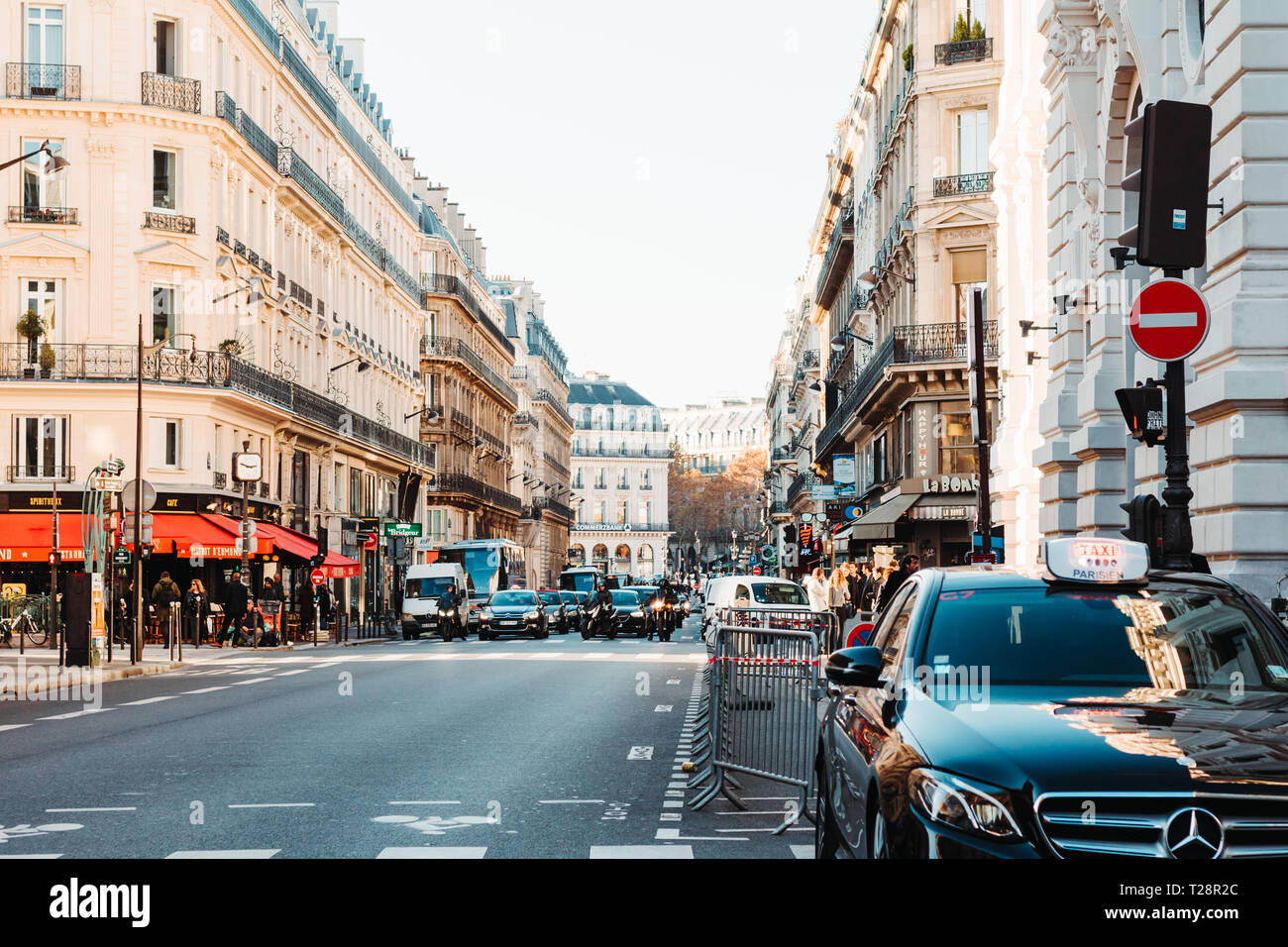 Frankreich, Paris - ca. November 18: Blick auf die Rue du 4 Septembre Straße im historischen Zentrum von Paris, Frankreich, Europa. Stockfoto