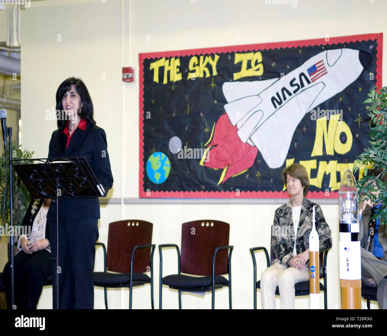 Louisiana First Lady Supriya Jindal (links) spricht für die Lehrer und Schüler der A.P. Tureaud Volksschule in New Orleans während einer am 19. März besuchen. Stockfoto