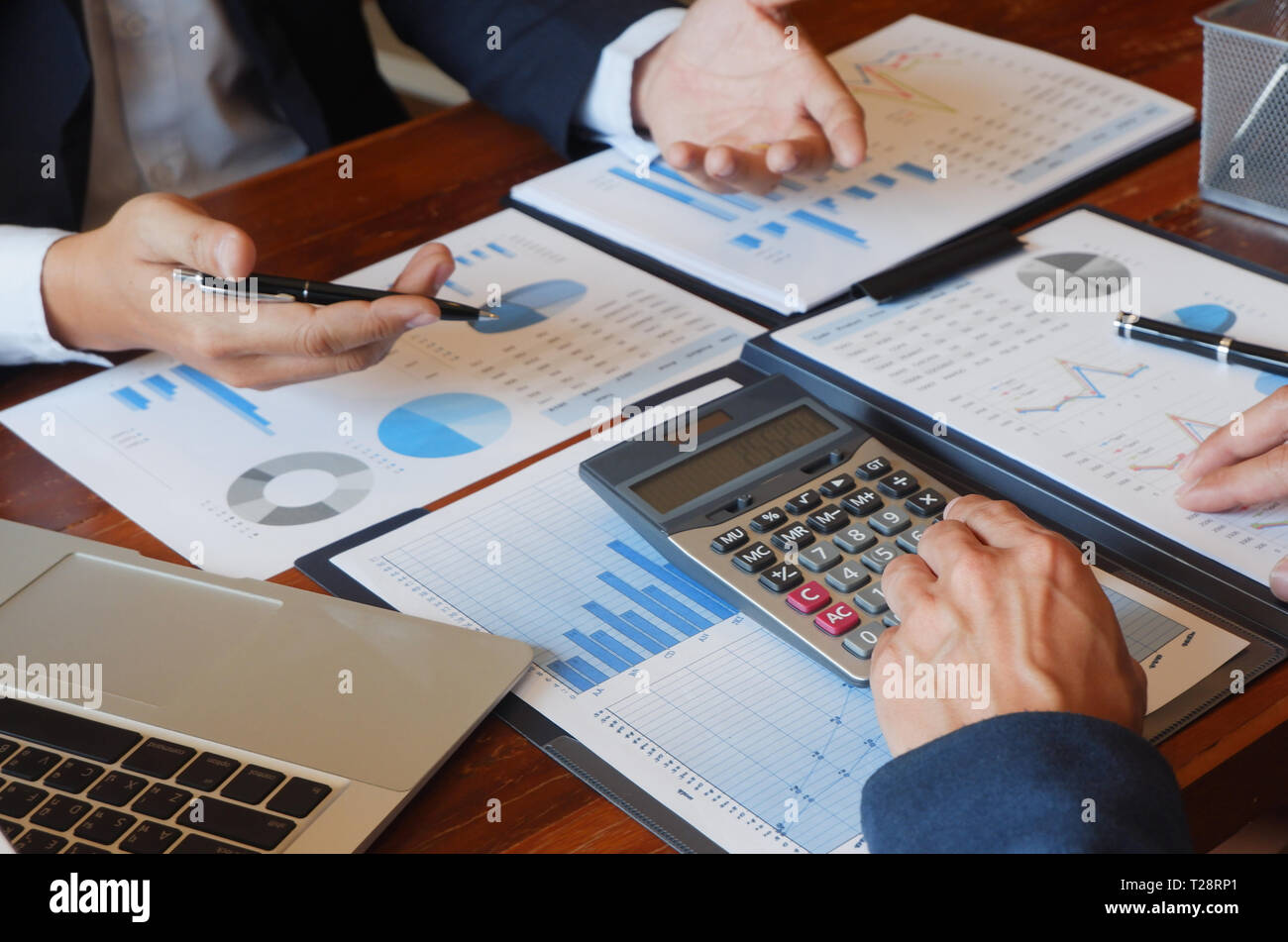 Business Consulting Geschäftsmann meeting Brainstorming Bericht Projekt analysieren Stockfoto