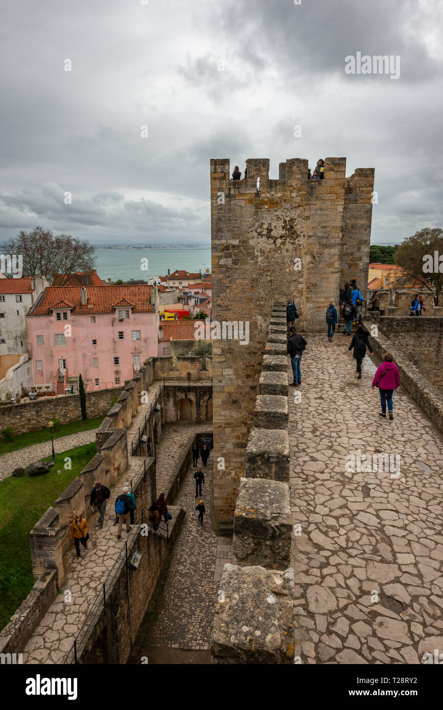Die Zinnen der Burg Sao Jorge in Lissabon, Portugal Stockfoto