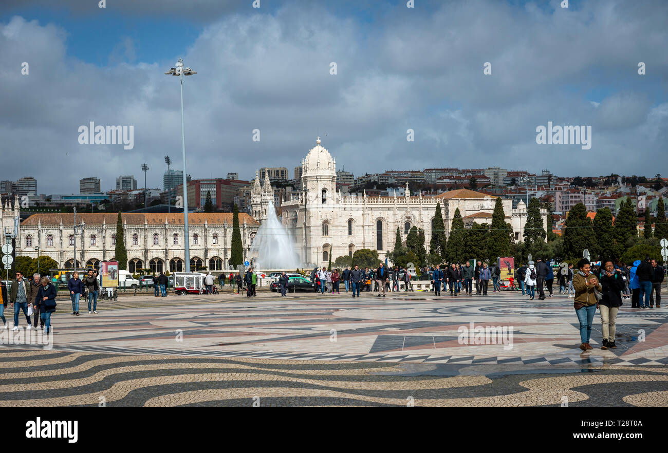 Blick vom Denkmal der Entdeckungen zur Imperial Park und das Jerónimos Kloster in Belem, Lissabon, Portugal Stockfoto
