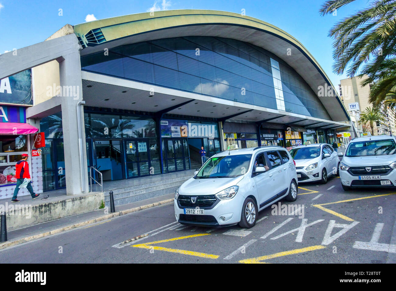 Taxi, Taxi wartet vor Valencia Busbahnhof Spanien Stockfoto