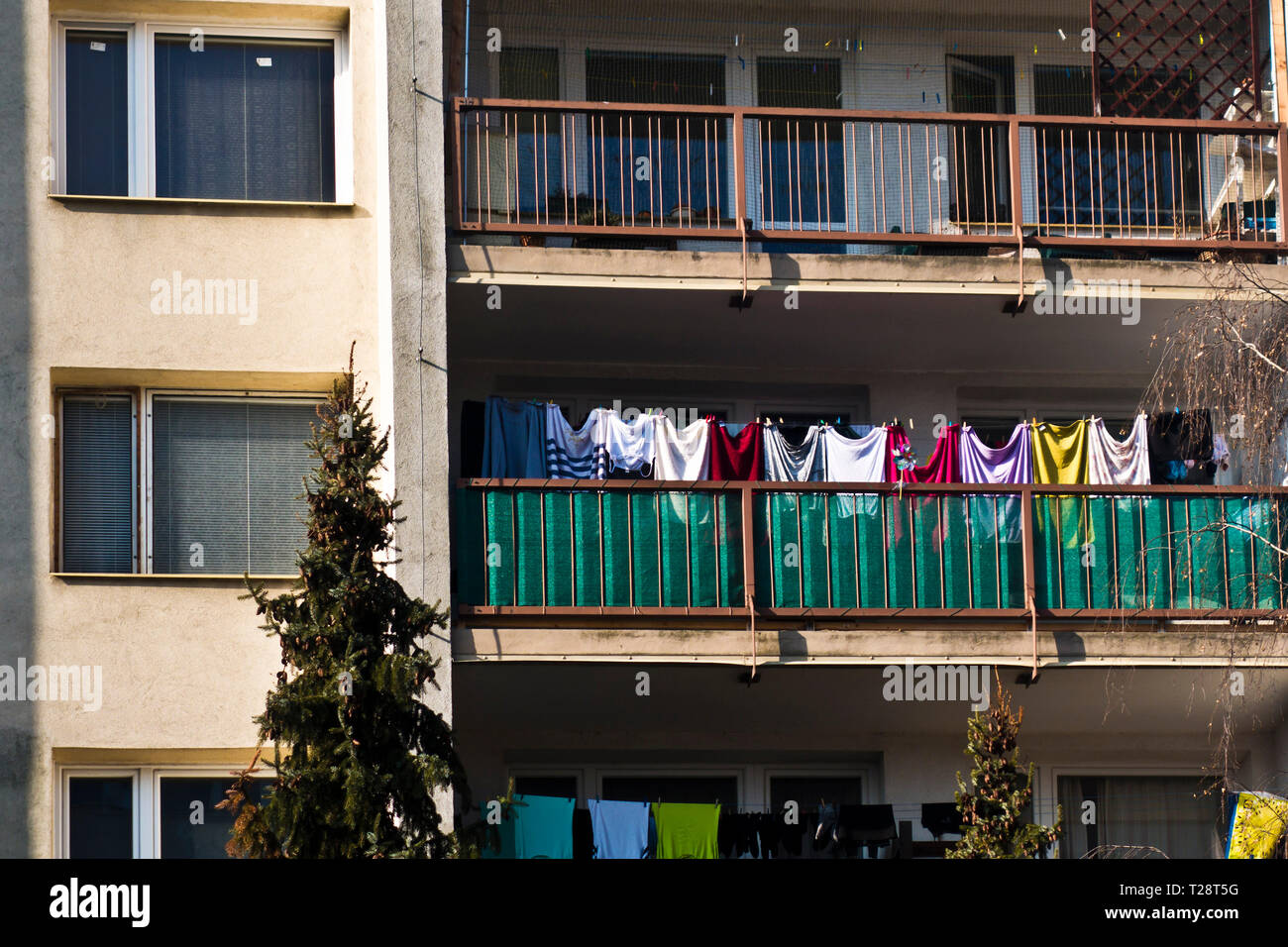 Die Wäsche auf dem Balkon trocknen Stockfotografie - Alamy