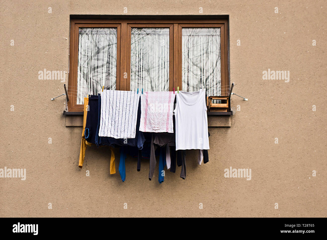 Wäscheservice, auf Wäscheleinen in einem Fenster zu trocknen  Stockfotografie - Alamy