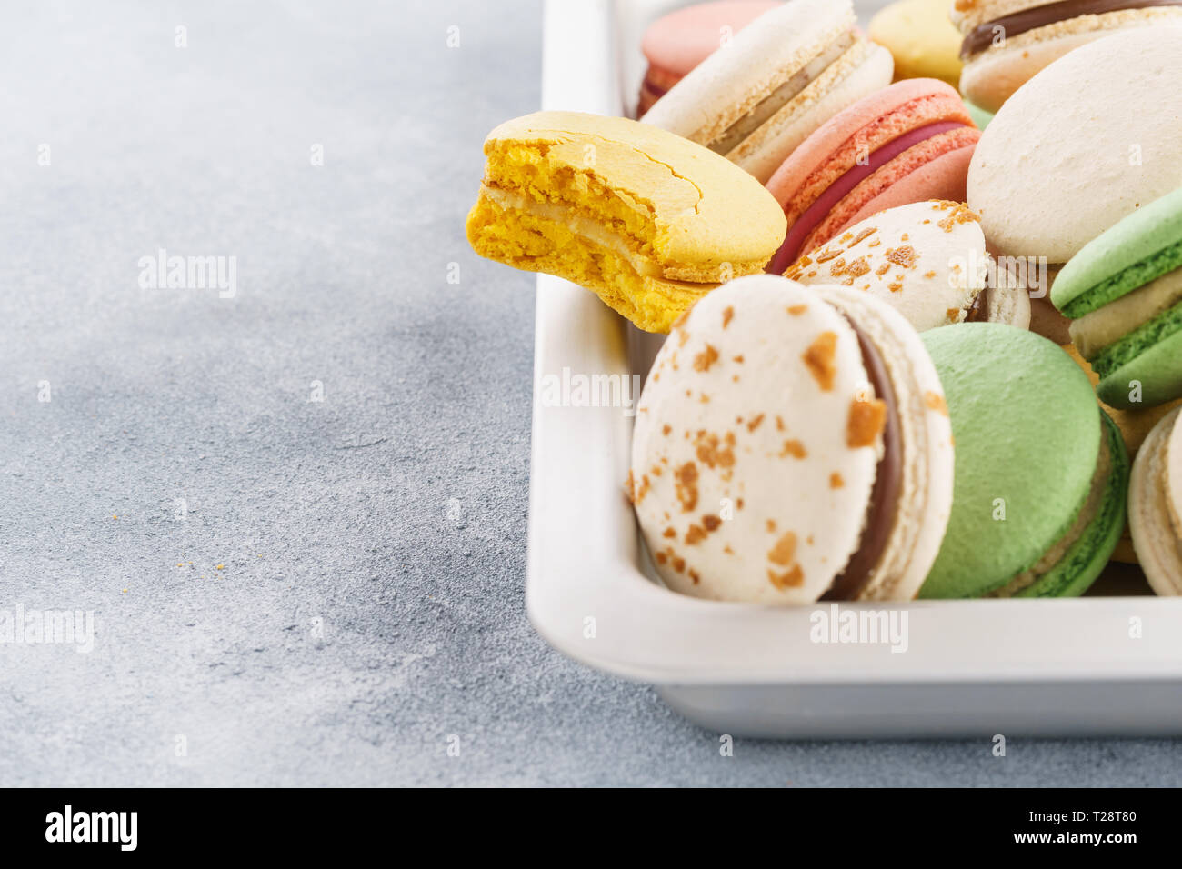 Hausgemachte bunte Macarons auf einem Backblech. Traditionelle französische Dessert. Stockfoto