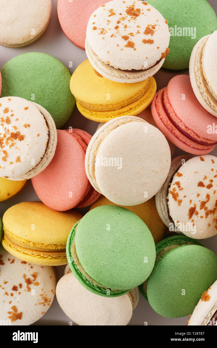 Haufen bunte Macarons mit verschiedenen Füllungen. Overhead shot. Stockfoto