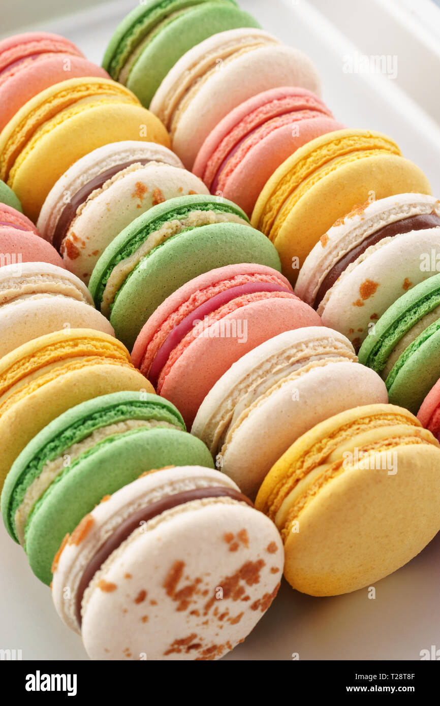 Bunte französische Macarons auf einem Backblech. Traditionelle französische Dessert. Stockfoto