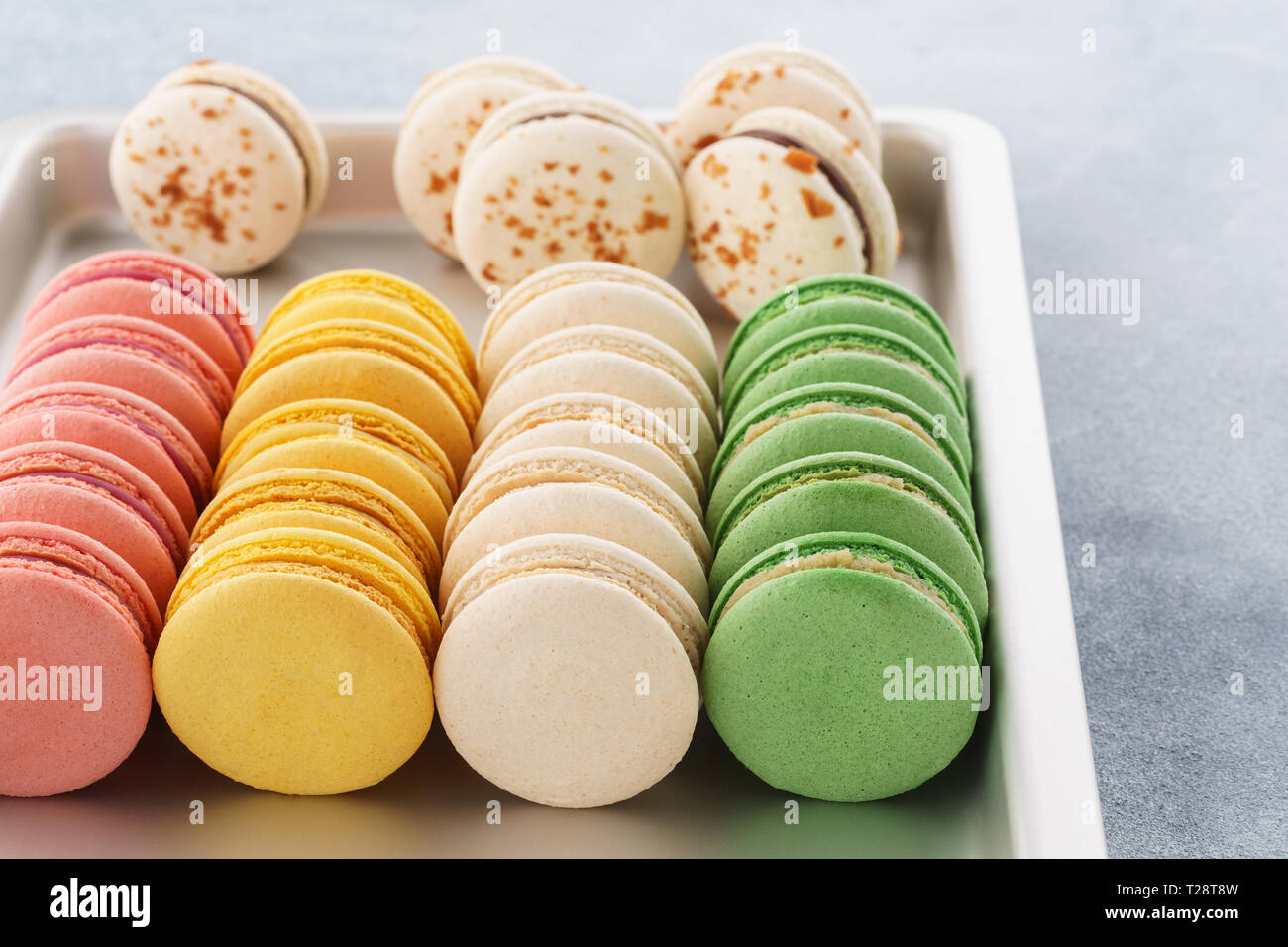 Bunte französische Macarons auf einem Backblech. Traditionelle französische Dessert. Stockfoto