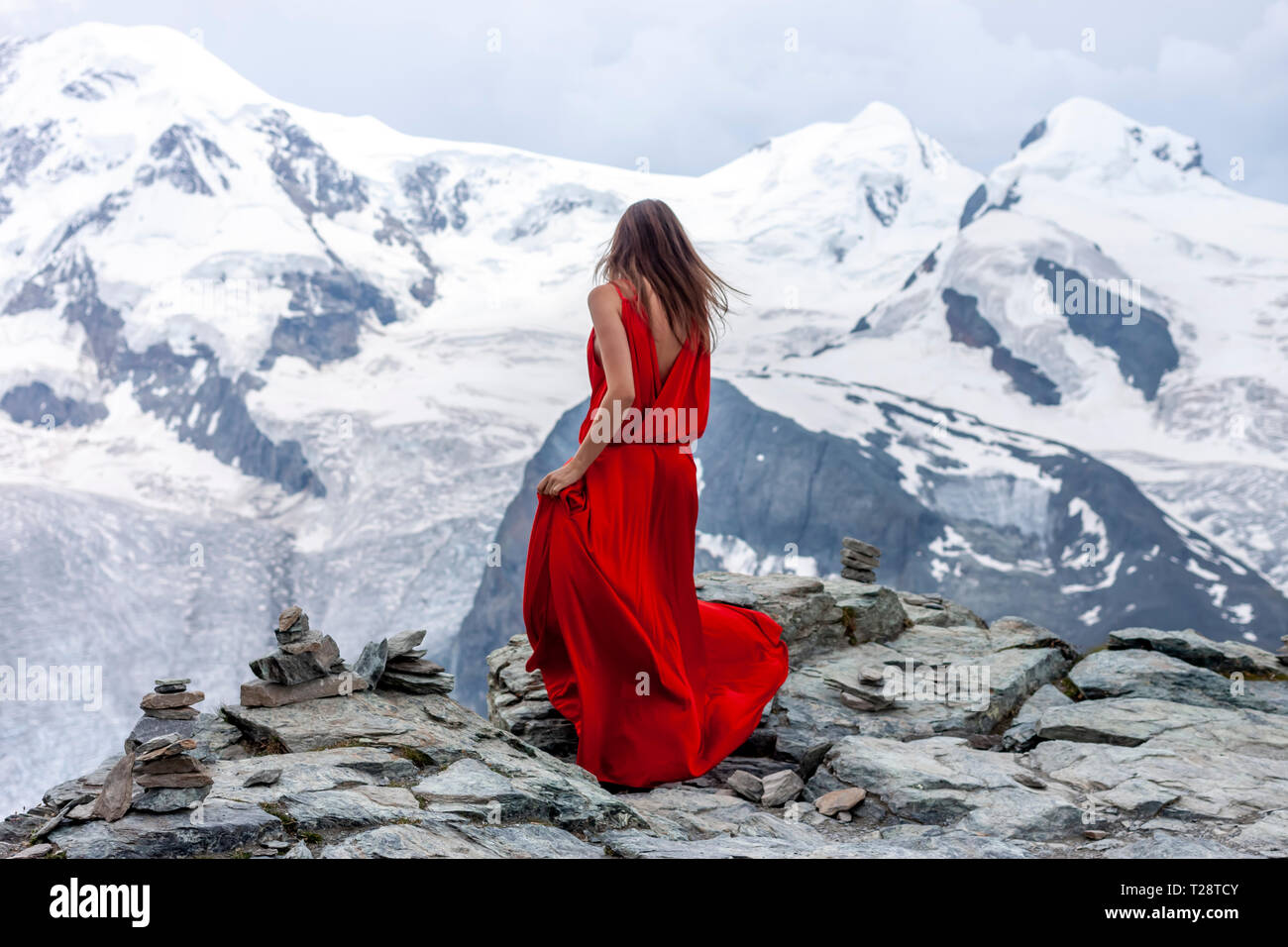 Frau im langen roten kleid -Fotos und -Bildmaterial in hoher Auflösung –  Alamy
