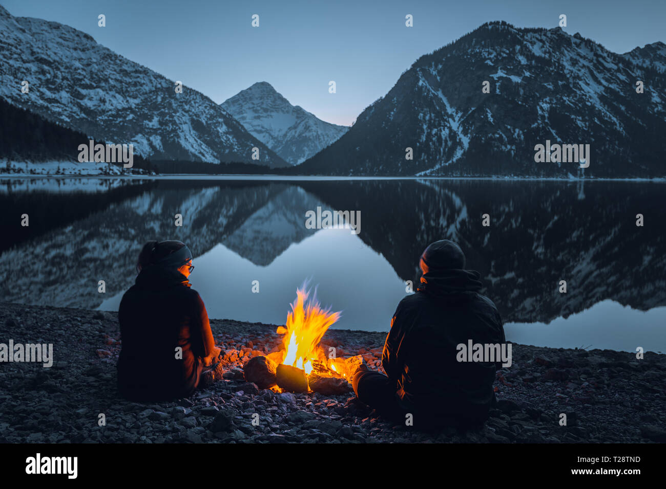 Lagerfeuer am See Plansee Stockfoto