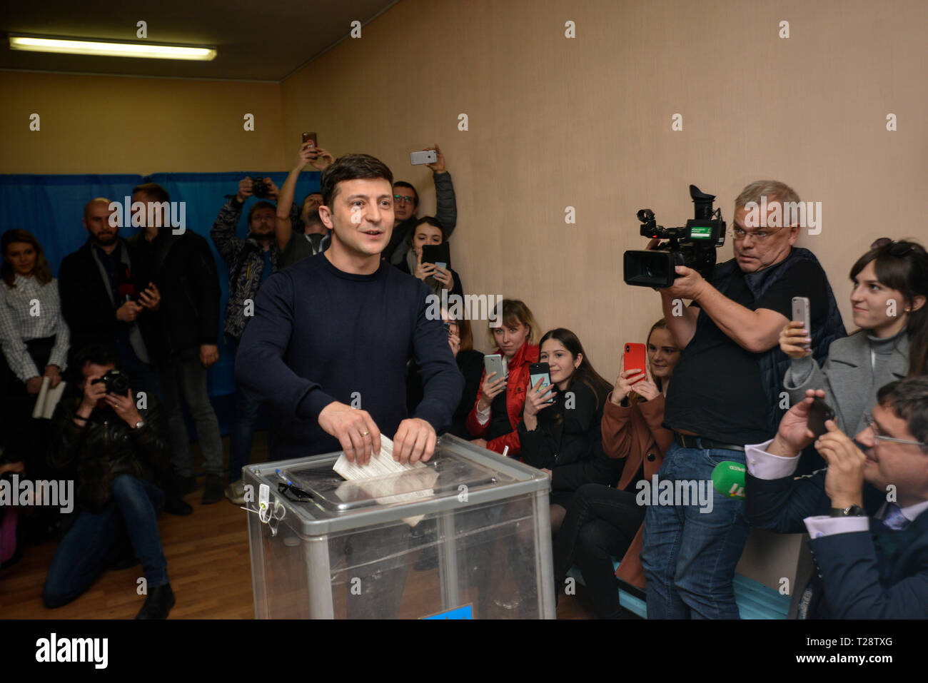 Präsidentschaftskandidat in der Ukraine Volodymyr Zelensky gesehen Abstimmung im Wahllokal während der ukrainischen Präsidentschaftswahlen. Stockfoto