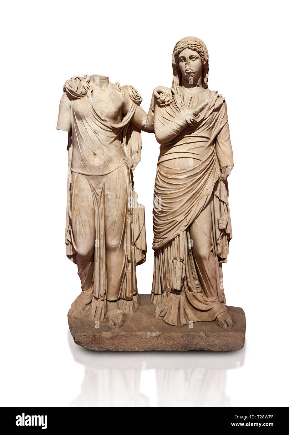 Römische Statue von zwei Frauen; Marmor. Perge. 2. Inv3271. Das Archäologische Museum von Antalya; Türkei. Vor einem weißen Hintergrund. Stockfoto