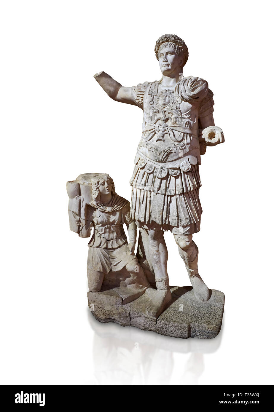 Römische Statue von Kaiser Trajan. Marmor. Perge. 2. Inv.-Nr. 11.13 .79. Das Archäologische Museum von Antalya; Türkei. Vor einem weißen Hintergrund. Stockfoto