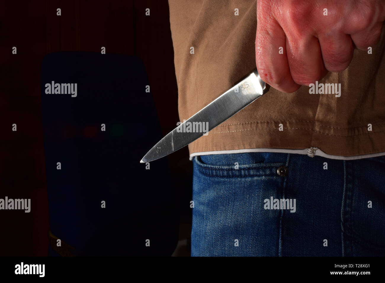 Messer Kriminalität - Mann mit einem scharfen Messer Stockfoto