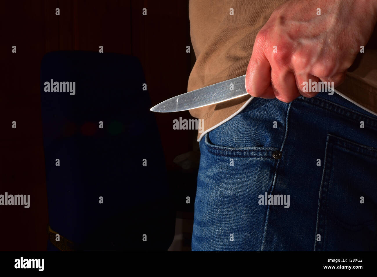 Messer Kriminalität - Mann mit einem scharfen Messer Stockfoto