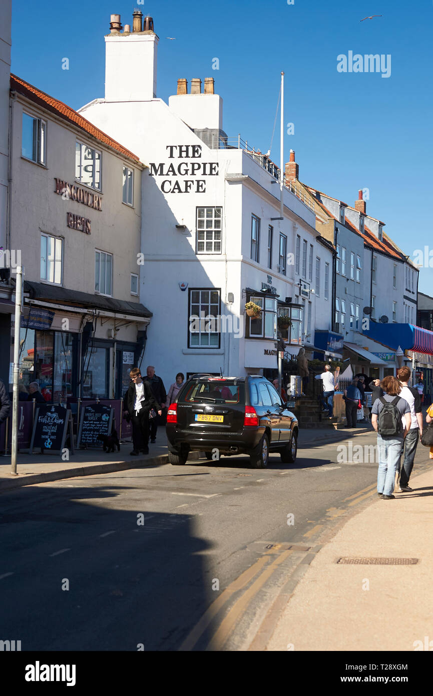 Menschen auf der ganzen Welt berühmten Magpie Cafe Fisch und Chip Shop mit Blick auf den Hafen von Whitby, North Yorkshire, England, UK, GB. Stockfoto