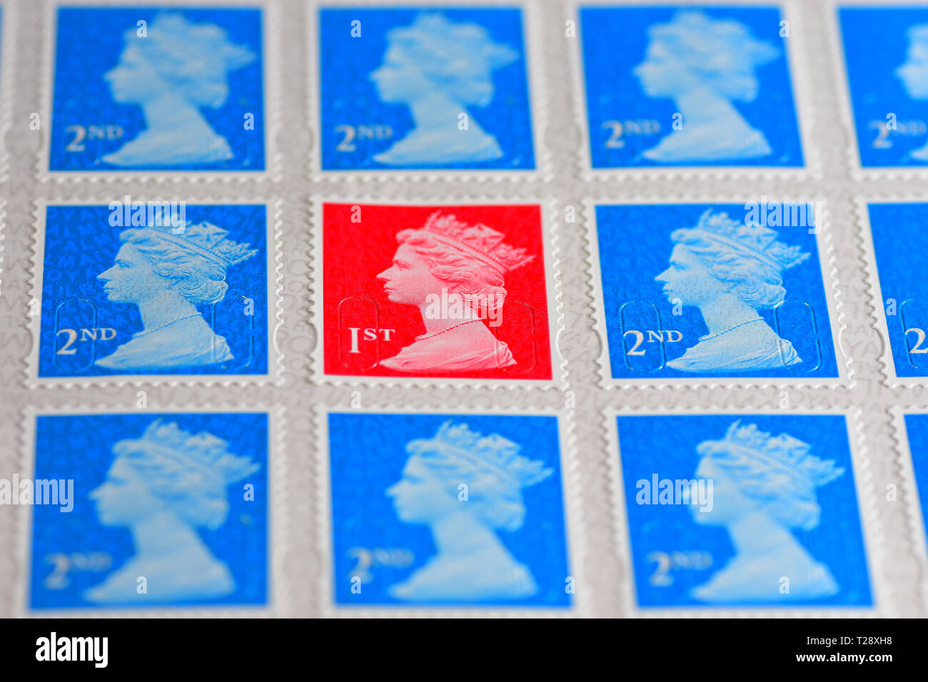 Eine rote Britische 1. Klasse Stempel mit Blue 2. Klasse Briefmarken Stockfoto