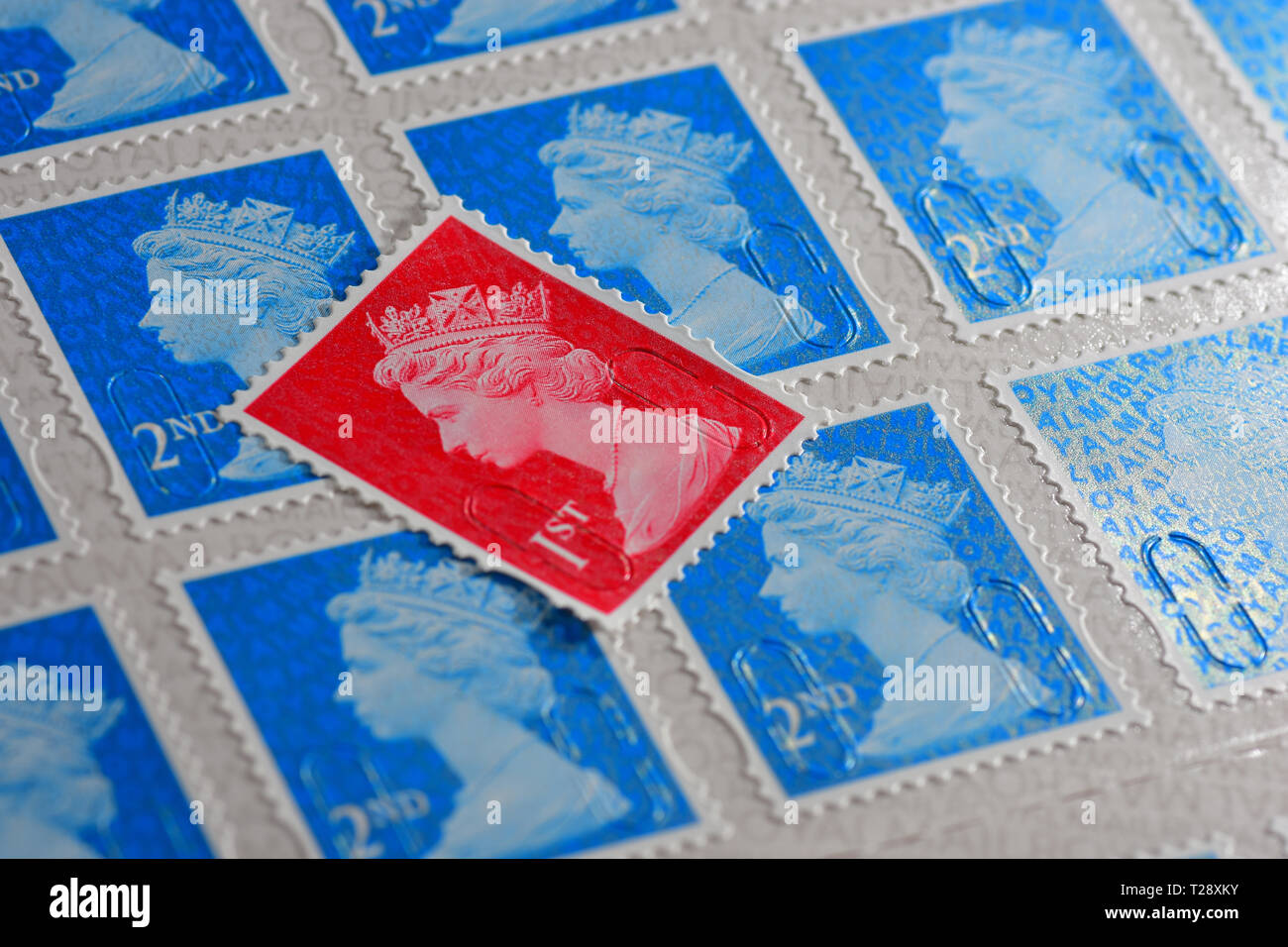 Eine rote Britische 1. Klasse Stempel mit Blue 2. Klasse Briefmarken Stockfoto
