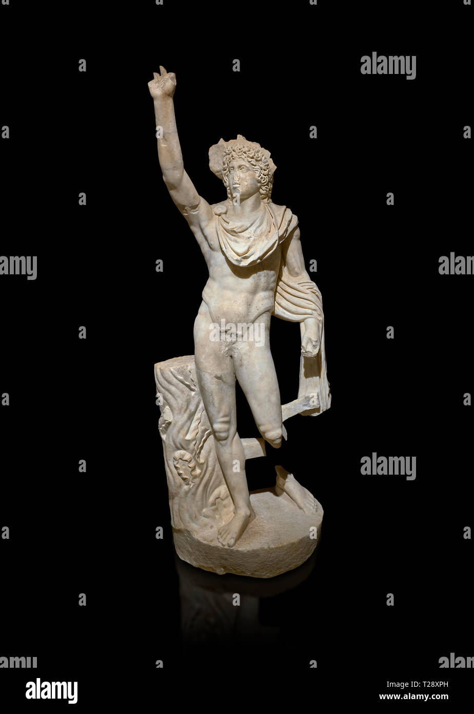 Römische Statue von Helios. Marmor. Perge. 2. Inv.-Nr.. Das Archäologische Museum von Antalya; Türkei. Vor einem schwarzen Hintergrund. Helios ist der Gott und Stockfoto