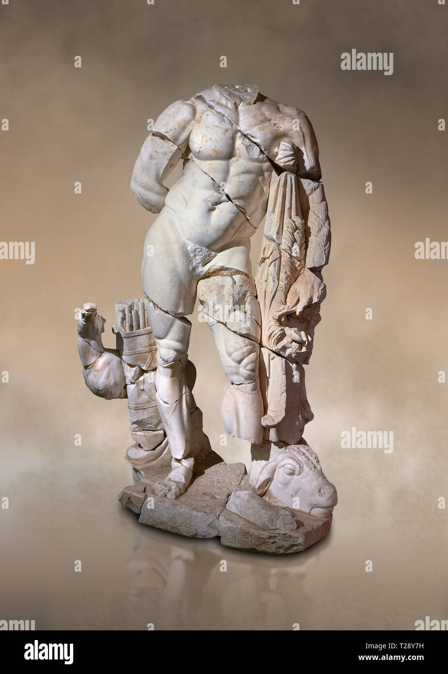 Römische Statue des Herkules. Marmor. Perge. 2. Inv.-Nr.. Das Archäologische Museum von Antalya; Türkei. Gegen eine warme Art Hintergrund. Stockfoto