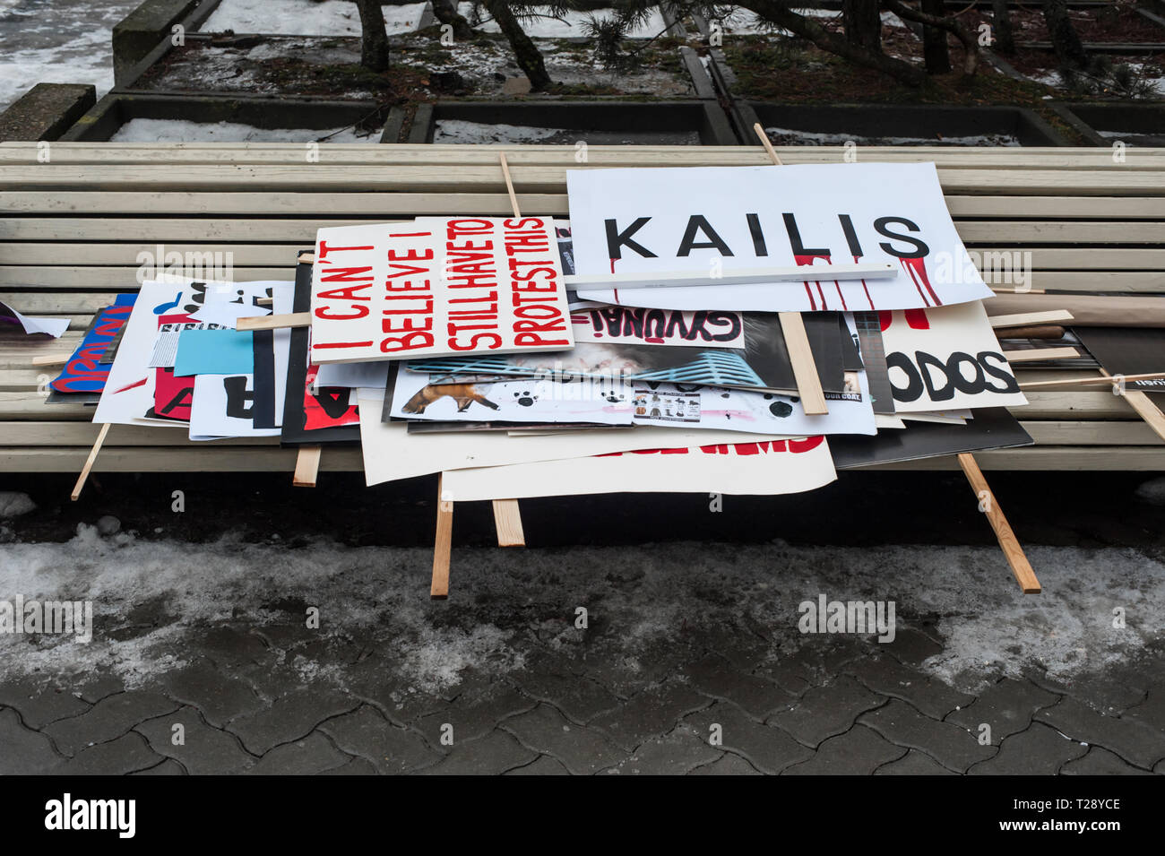 Plakate und Banner während eines Protestes gegen die Pelzindustrie in Vilnius, Litauen. Litauen hat noch einige Pelztierfarmen. Stockfoto