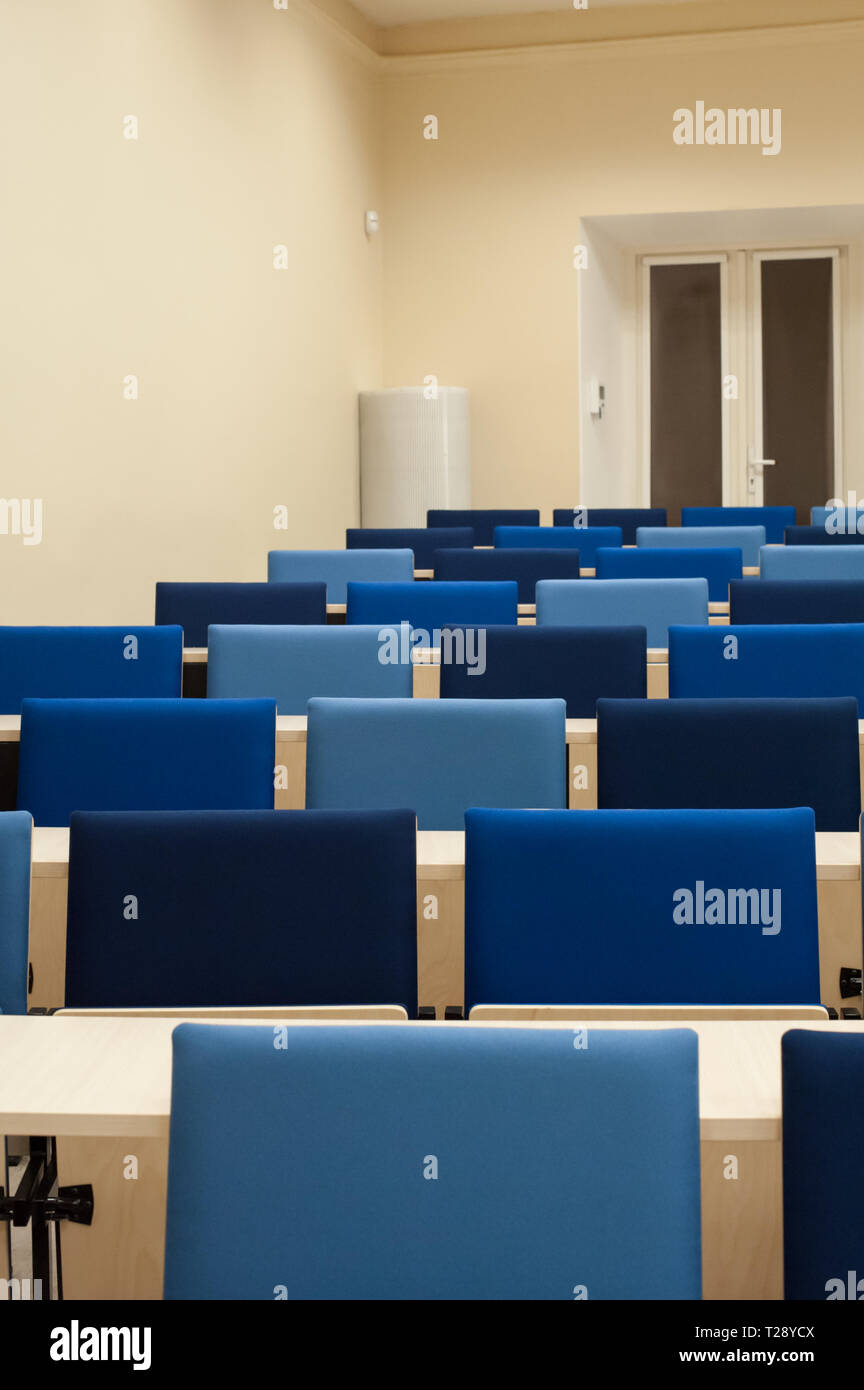 Bunte blauen Sitzbezüge in einem Hörsaal der Universität. Stockfoto