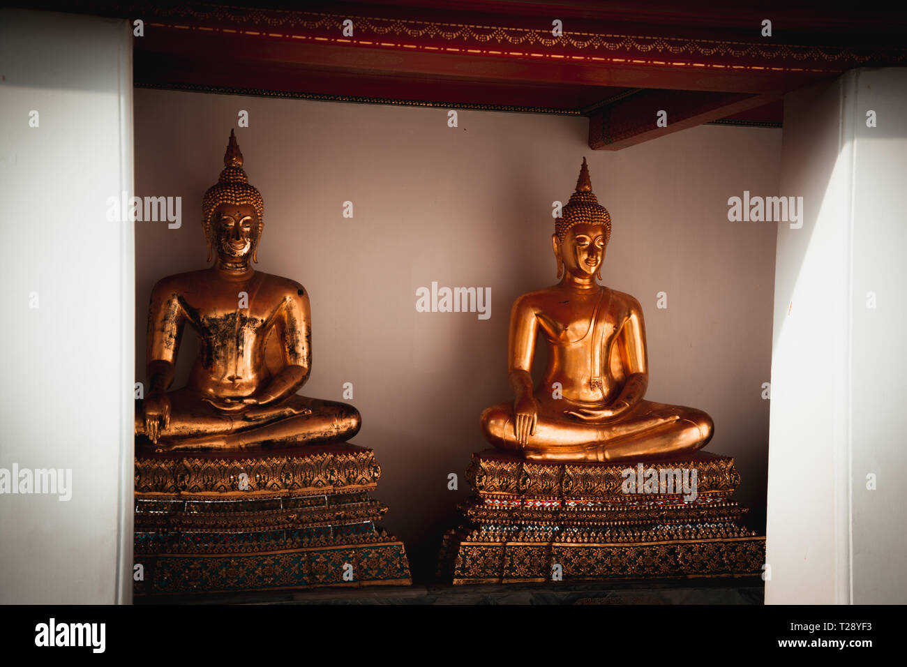 Wat Pho oder Wat Phra Chetuphon Vimolmangklararm Rajwaramahaviharn ist einer der ältesten Tempel in Bangkok, ist es auf der Rattanakosin Insel, direkt südlich von t Stockfoto