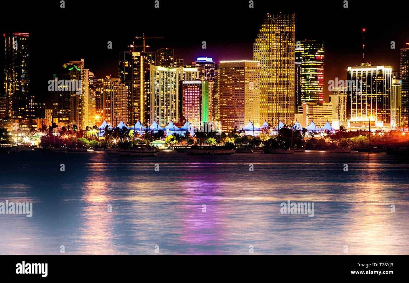 Miami Nacht Szene über das Wasser. Stockfoto