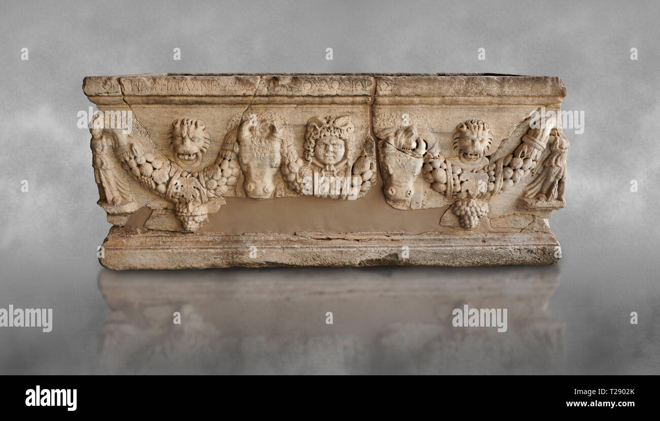 Römisches relief Girlande sculpted Sarkophag. Archäologisches Museum Adana, Türkei Stockfoto