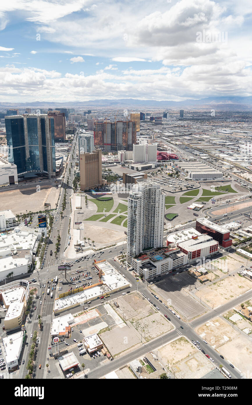 Vogelperspektive auf den Las Vegas Strip während des Tages vom Stratosphere Hotel & Tower Stockfoto