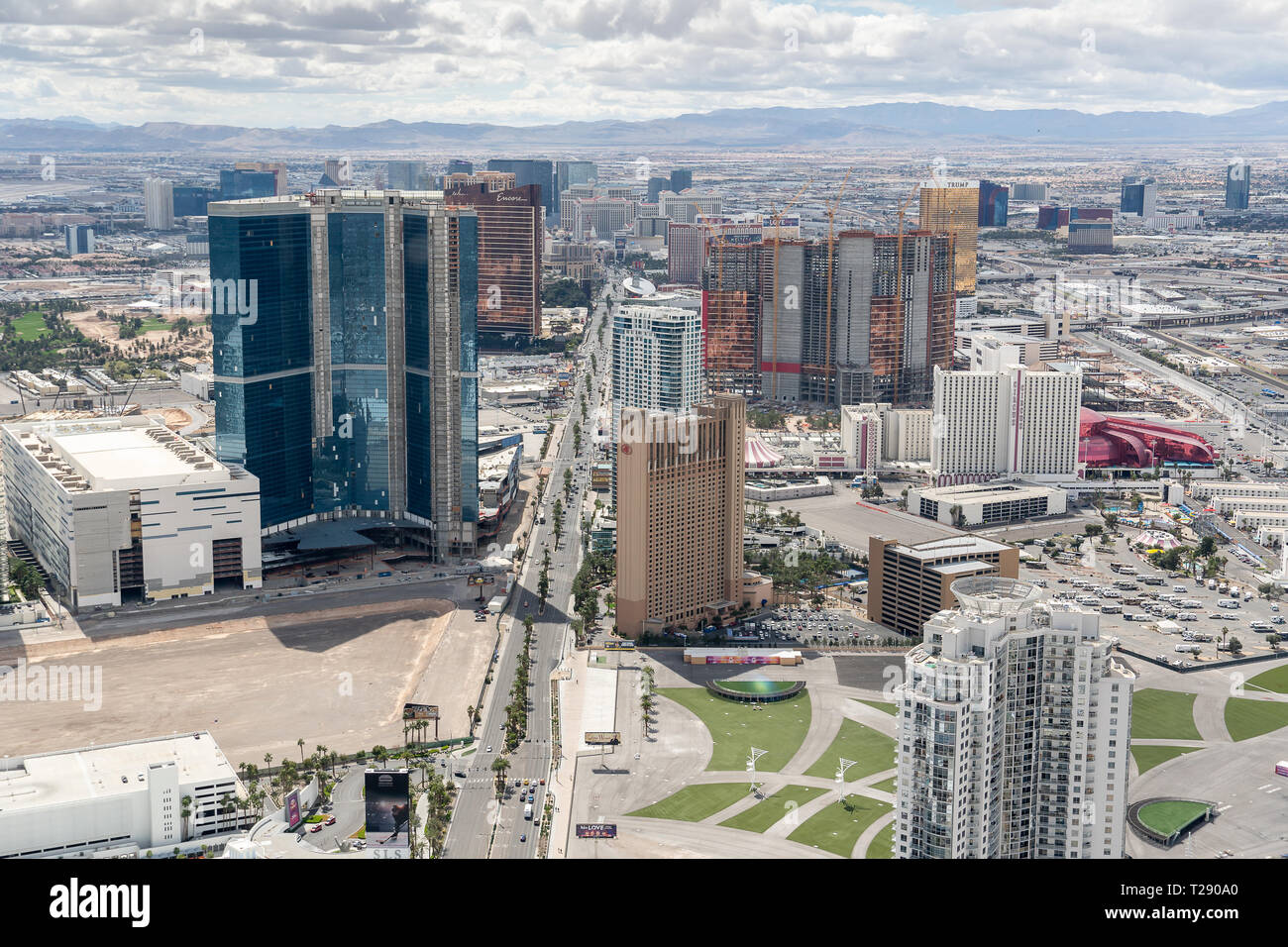 Vogelperspektive auf den Las Vegas Strip während des Tages vom Stratosphere Hotel & Tower Stockfoto