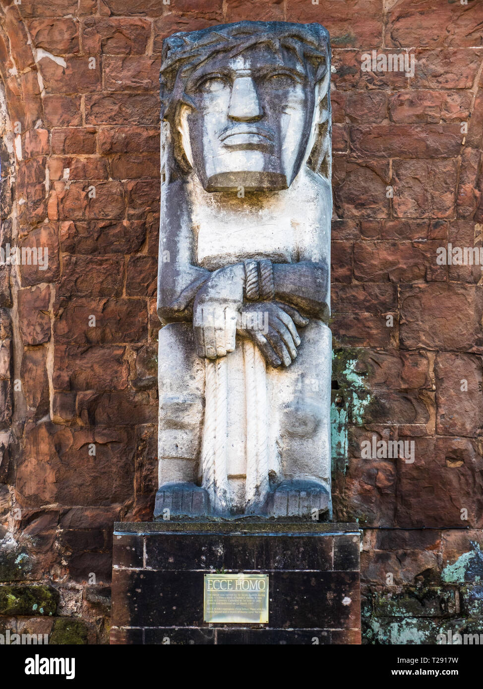 Jacob Epstein statue Ecce Homo (1934-35) Kathedrale von Coventry. Von seiner Witwe nach seinem Tod gespendet, steht in den Ruinen der alten Kathedrale. Stockfoto