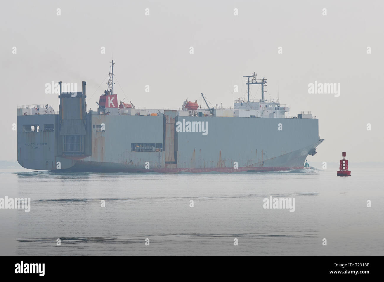 Die Fahrzeuge Träger (Autotransporter Schiff), MALAKKA HIGHWAY, Unterwegs, Abfahrt im Hafen von Southampton, UK. 28. März 2019 Stockfoto