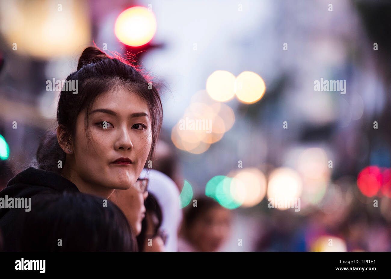 Portrait von Frau direkt an der Kamera suchen, während das chinesische Neujahr feiern, Kowloon, Hong Kong Stockfoto