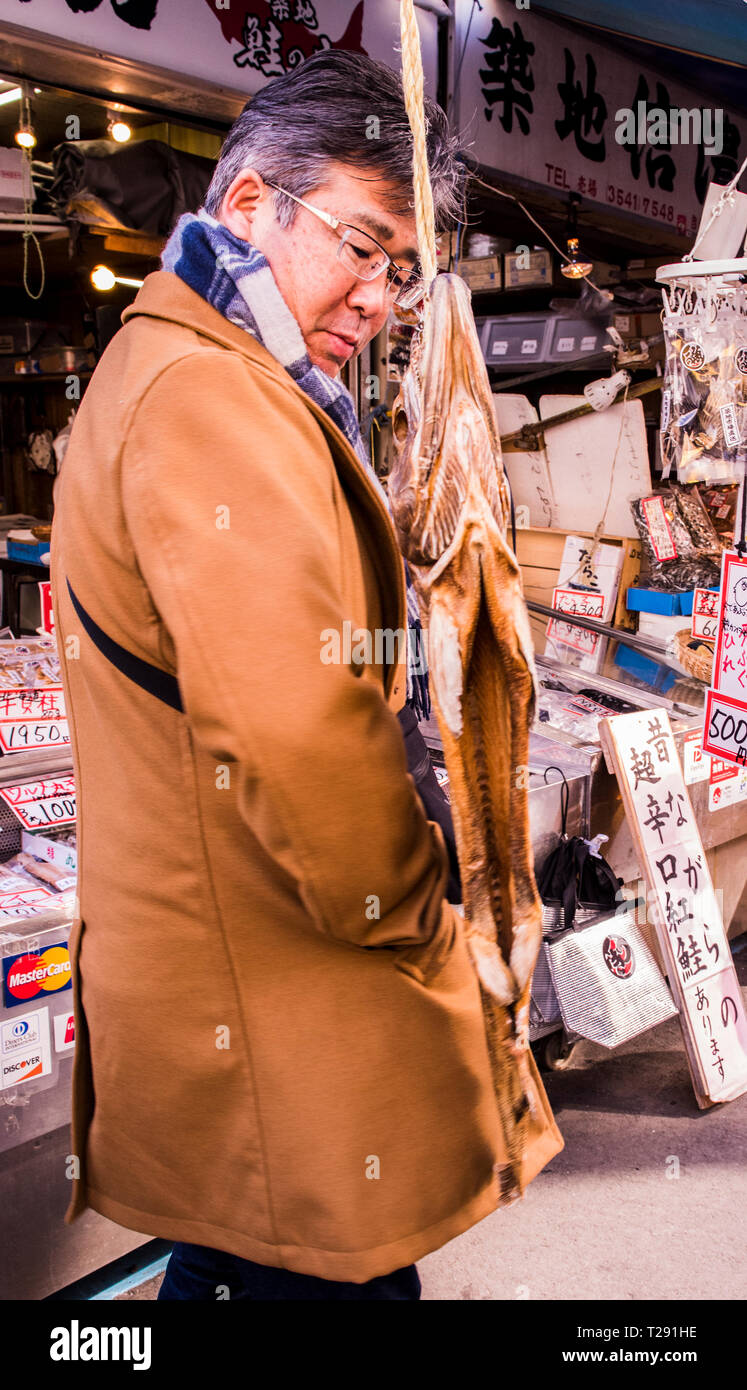 Mann an der Ware am Tsukiji Fischmarkt, Tokio, Japan Stockfoto