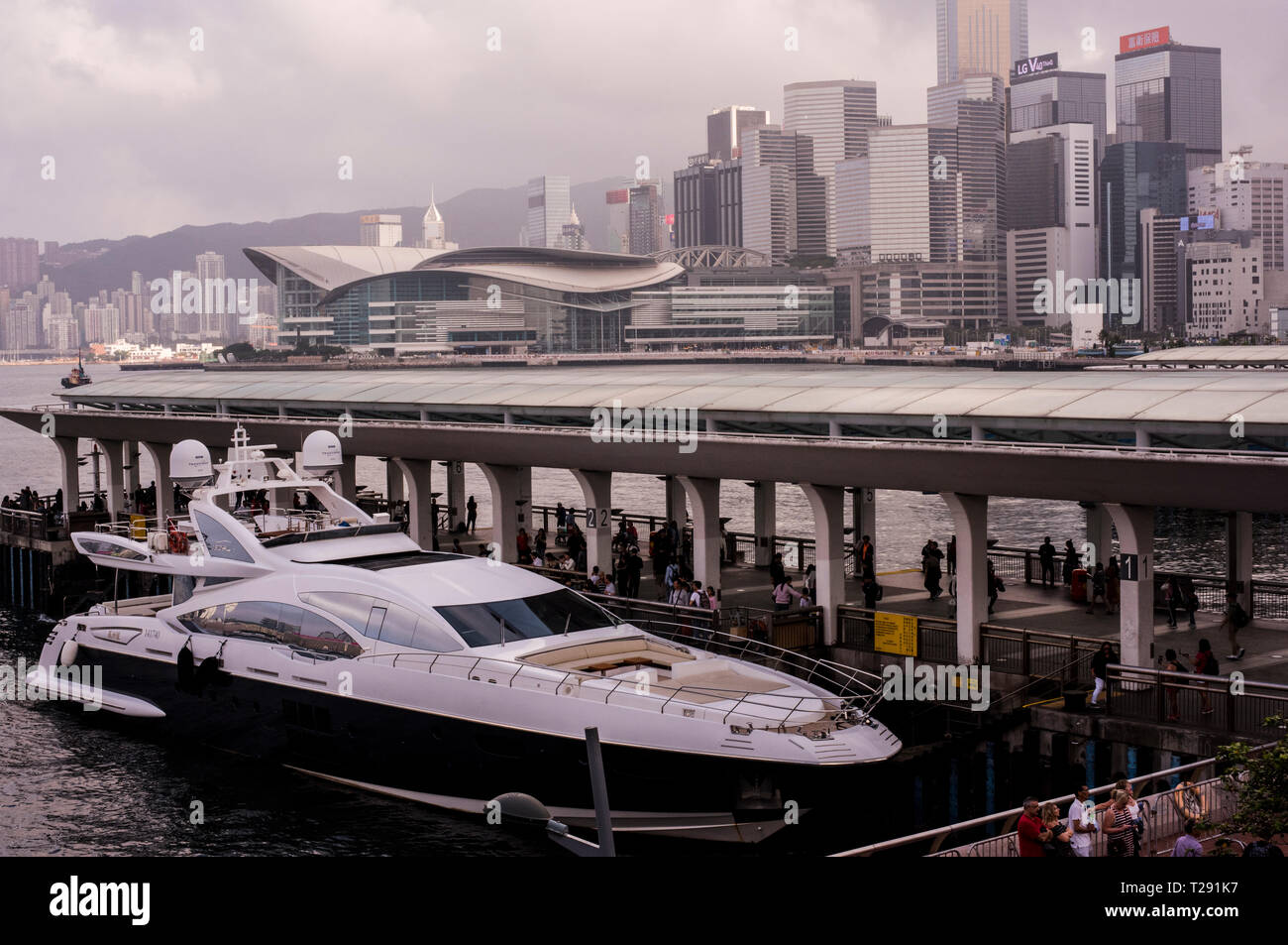 Luxus Yacht im Hafen, Hong Kong Skyline im Hintergrund Stockfoto
