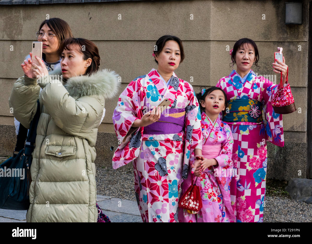 Touristen, die in westliche Kleidung und Tracht, Fotografieren, mit Smartphones, Chion-in Tempel, Kyoto, Japan Stockfoto