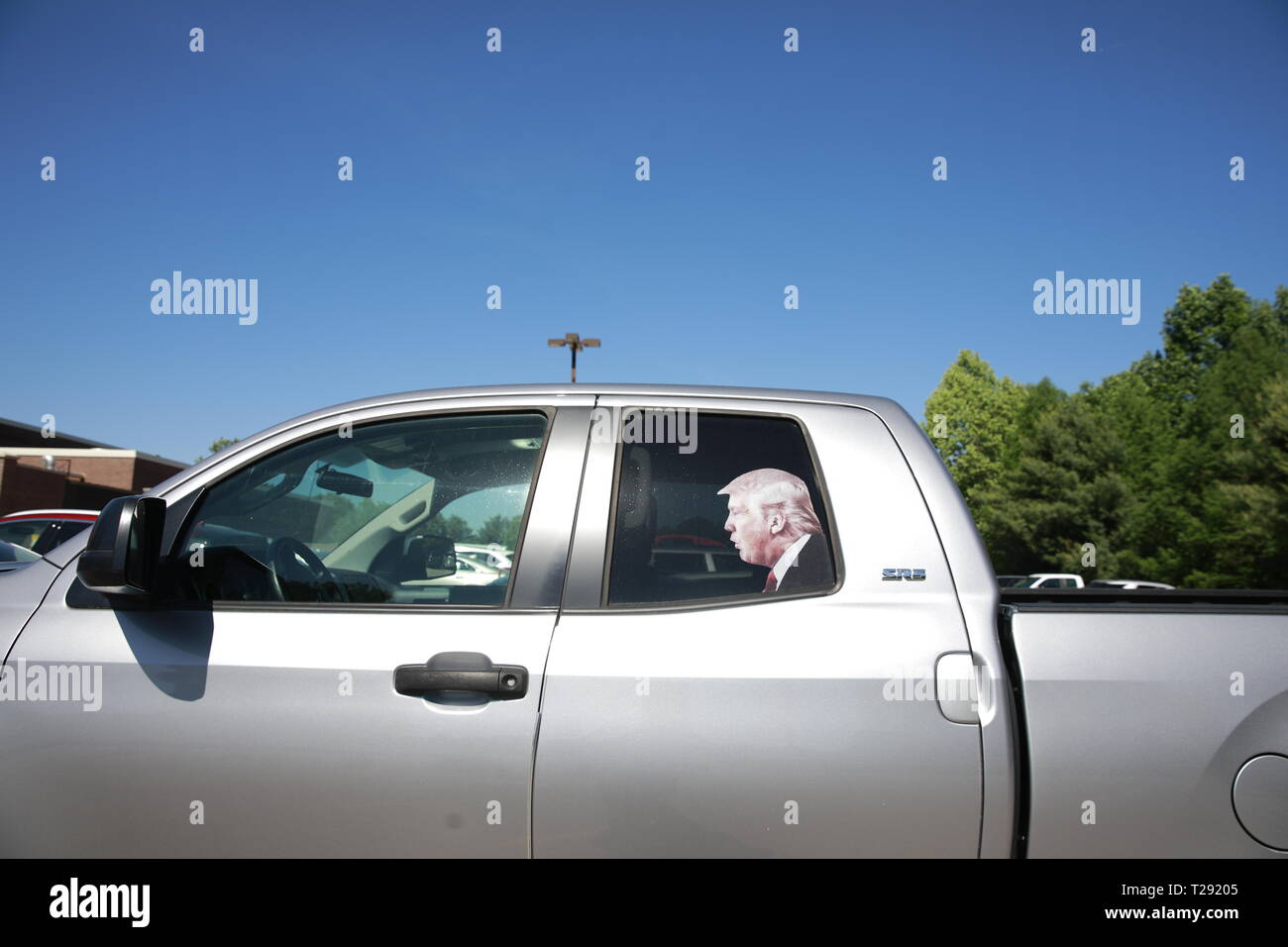 Ein Bild des Präsidenten der Vereinigten Staaten J Donald Trump ist, um das Fenster auf dem Rücksitz eines Pickup Truck auf einem Parkplatz in Bloomington, Indiana, Vereinigte Staaten von Amerika geparkt angebracht. 24. Mai 2018. Stockfoto