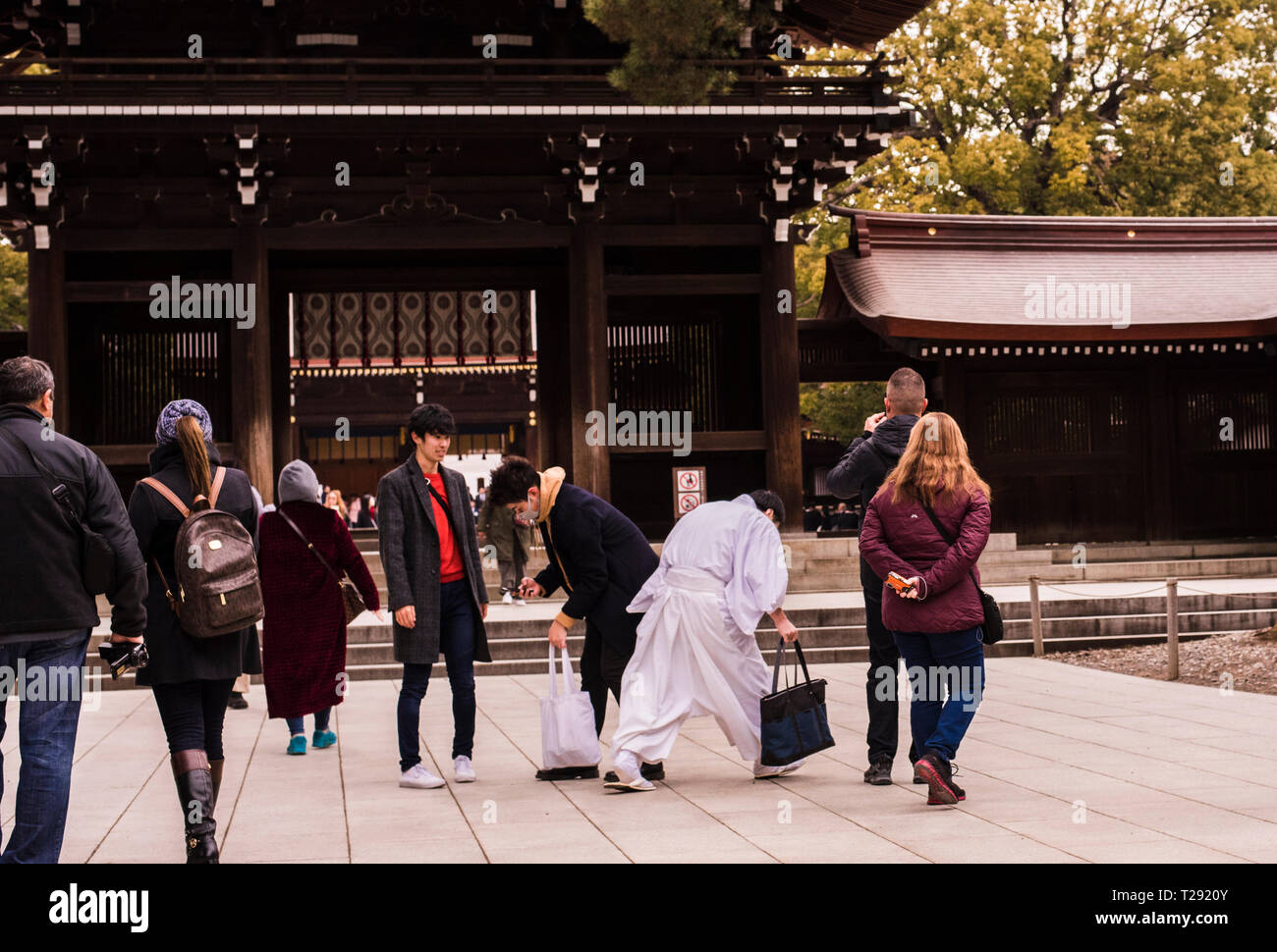 Touristen versammelten sich vor Meiji Jingu-Schrein, Shibuya, Tokio Stockfoto