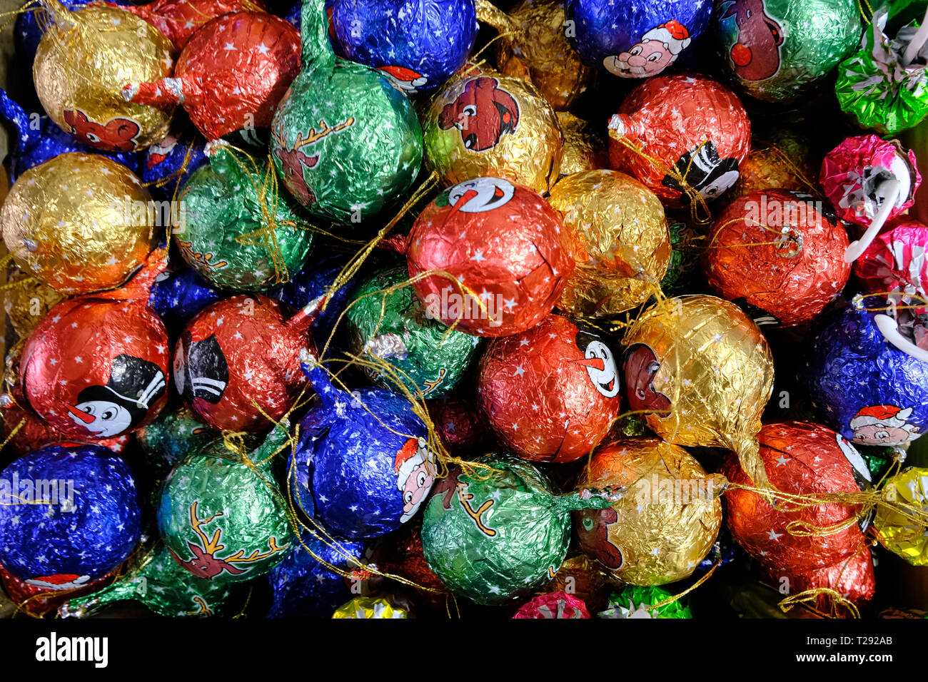 Bunte chocolate Christmas Tree ball Ornamente Stockfoto