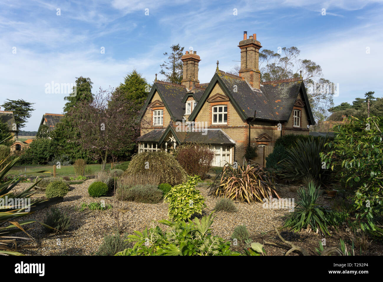 Paar Zeitraum Doppelhaushälften mit Kies Gärten in der Immobilien Dorf Holkham, North Norfolk, Großbritannien Stockfoto