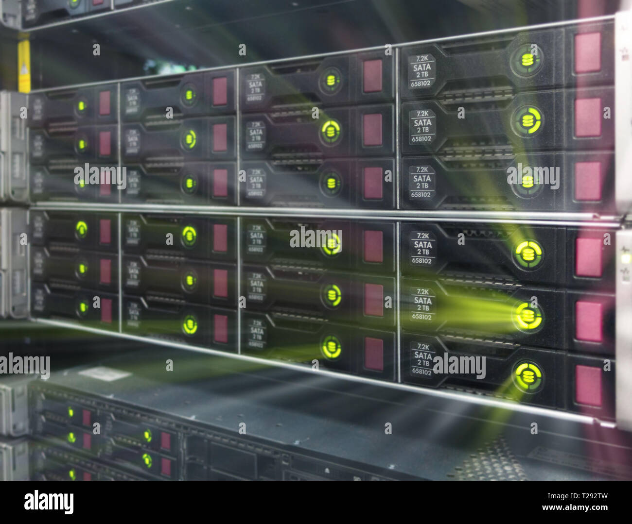 Big HDD Server Rack. Vielen leistungsstarken Servern im Rechenzentrum Serverraum ausgeführt wird. Disk Storage Array. Stockfoto