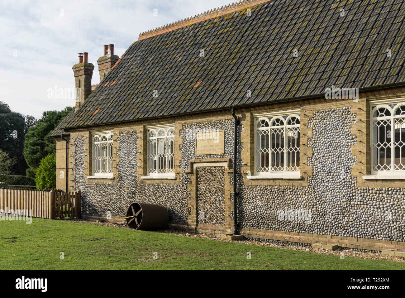 The Old School House in der Immobilien Dorf Holkham, North Norfolk, UK; jetzt die Heimat der Adnams Keller und Küche speichert Stockfoto