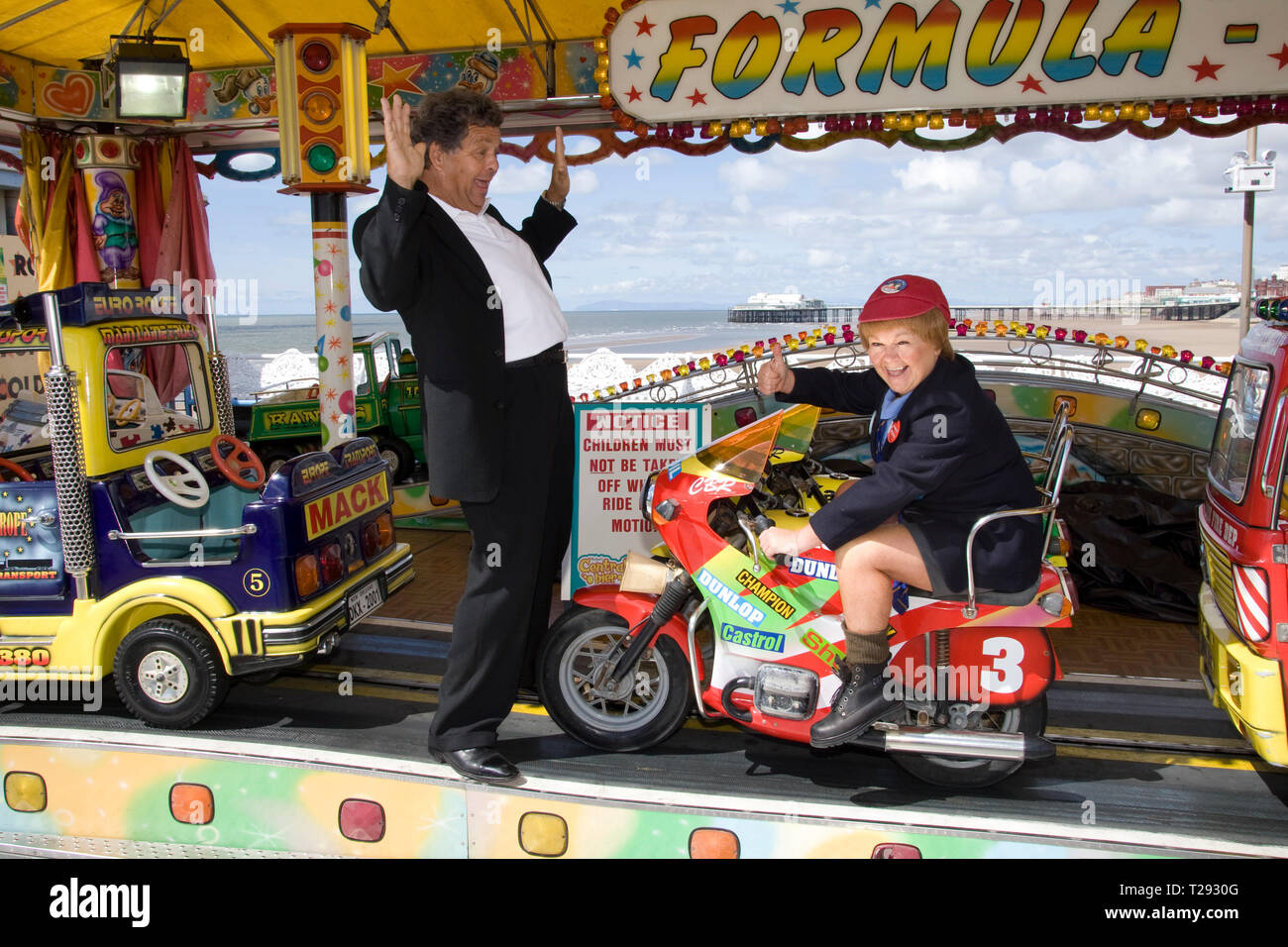 Die Krankies abgebildet auf einem Rummelplatz Fahrt mit der Central Pier in Blackpool. Der veteran Komiker und Entertainer waren die Förderung ihrer bevorstehenden zeigen die besten britischen Vielzahl Tour 2008, die auch empfohlene Frank Carson, Cannon & Ball, Paul Daniels, Bruderschaft der Menschen und Jimmy Cricket berechtigt. Das Duo aus Mann und Frau Janette und Ian Hart und als Krankies sie porträtierten Schüler Wee Jimmy Krankie (janette) und Jimmy's Vater (Ian), obwohl in ihrer Komödie Tat Sie auch andere Zeichen darzustellen. Stockfoto