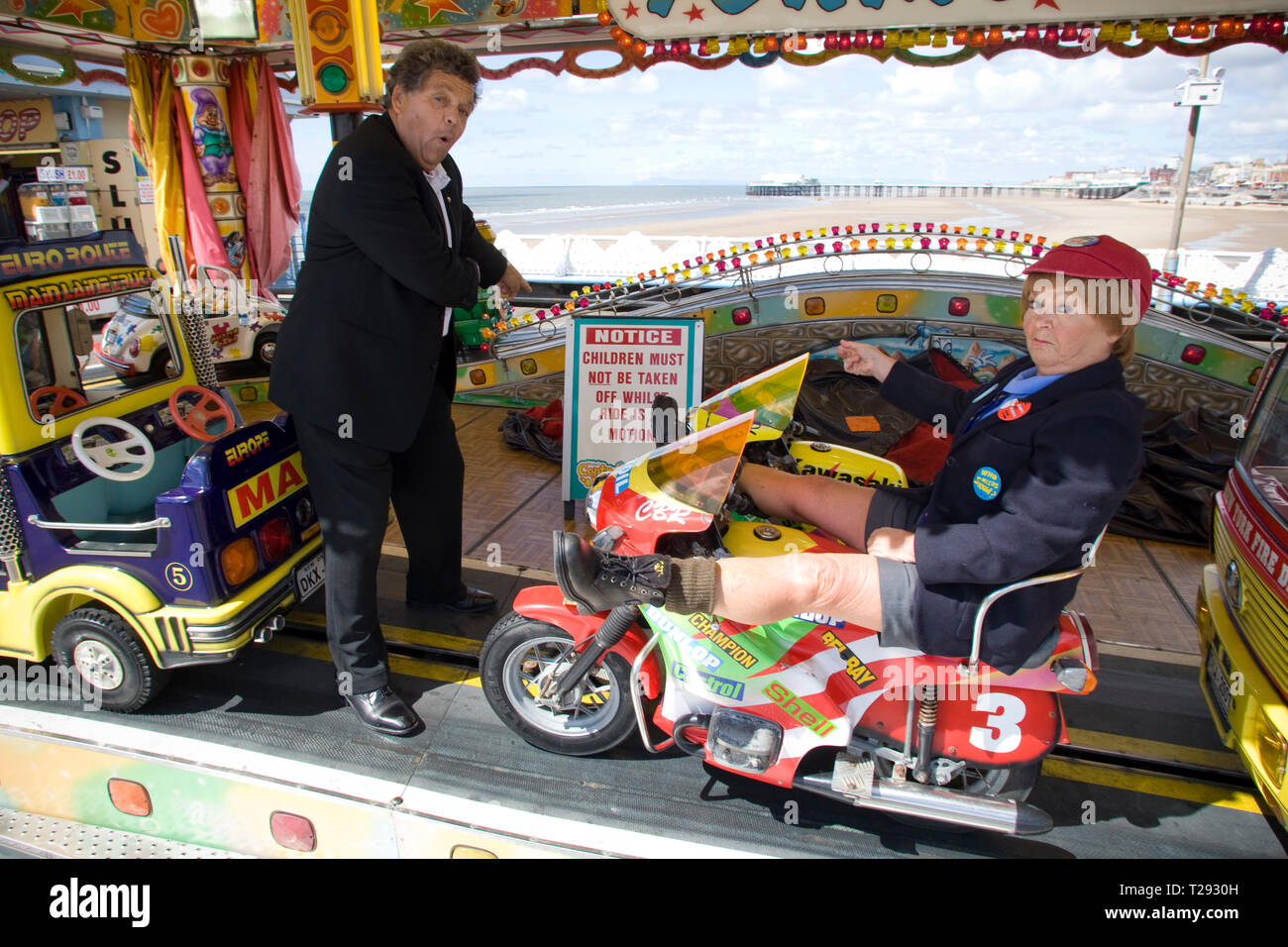 Die Krankies abgebildet auf einem Rummelplatz Fahrt mit der Central Pier in Blackpool. Der veteran Komiker und Entertainer waren die Förderung ihrer bevorstehenden zeigen die besten britischen Vielzahl Tour 2008, die auch empfohlene Frank Carson, Cannon & Ball, Paul Daniels, Bruderschaft der Menschen und Jimmy Cricket berechtigt. Das Duo aus Mann und Frau Janette und Ian Hart und als Krankies sie porträtierten Schüler Wee Jimmy Krankie (janette) und Jimmy's Vater (Ian), obwohl in ihrer Komödie Tat Sie auch andere Zeichen darzustellen. Stockfoto