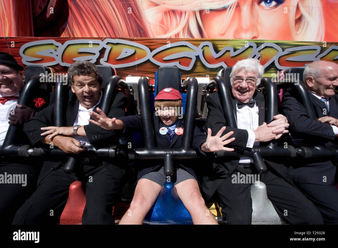 Die Krankies abgebildet auf einem Rummelplatz Fahrt mit der Central Pier in Blackpool zusammen mit Frank Carson. Der veteran Komiker und Entertainer waren die Förderung ihrer bevorstehenden zeigen die besten britischen Vielzahl Tour 2008, die auch empfohlene Frank Carson, Cannon & Ball, Paul Daniels, Bruderschaft der Menschen und Jimmy Cricket berechtigt. Das Duo aus Mann und Frau Janette und Ian Hart und als Krankies sie porträtierten Schüler Wee Jimmy Krankie (janette) und Jimmy's Vater (Ian), obwohl in ihrer Komödie Tat Sie auch andere Zeichen darzustellen. Stockfoto