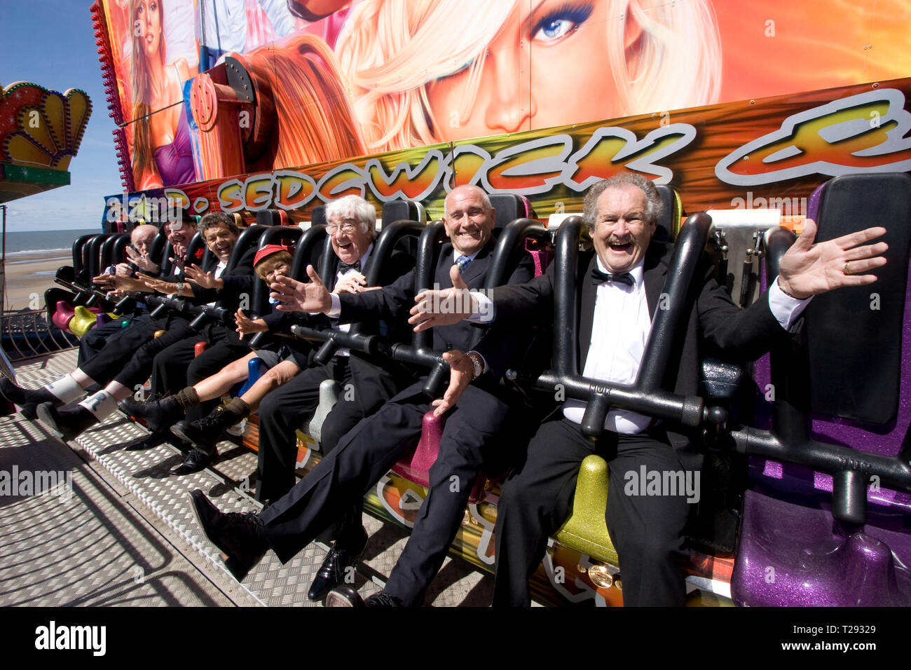 Cannon und Ball, die Krankies, Jimmy Cricket, Frank Carson und Paul Daniels abgebildet auf einem Rummelplatz Fahrt mit der Central Pier in Blackpool. Der veteran Komiker und Entertainer waren die Förderung ihrer bevorstehenden zeigen die besten britischen Vielzahl Tour 2008, die an den Schauplätzen in England und Wales im August und September läuft. Stockfoto