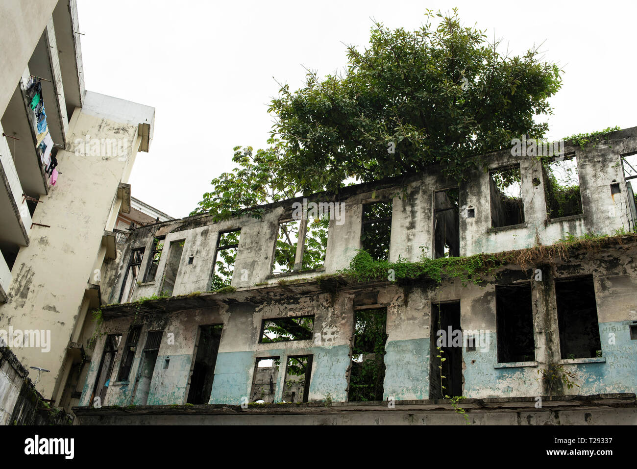 Verfallenes Gebäude neben einem Wohnhaus. Foto von einem Hof in der Casco Viejo, der Altstadt von Panama City, Panama. Okt 2018 Stockfoto